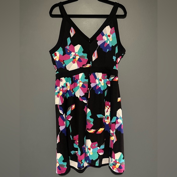 Nicole Miller Dresses & Skirts - Nicole Miller women’s size Large dress geometric floral